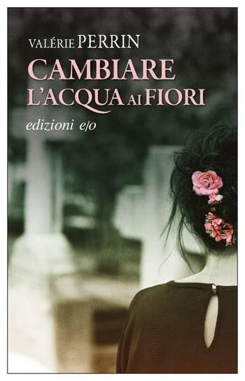 Cambiare l'acqua ai fiori